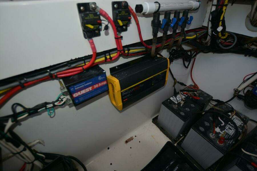 Hot Hooks 33ft Contender Yacht For Sale