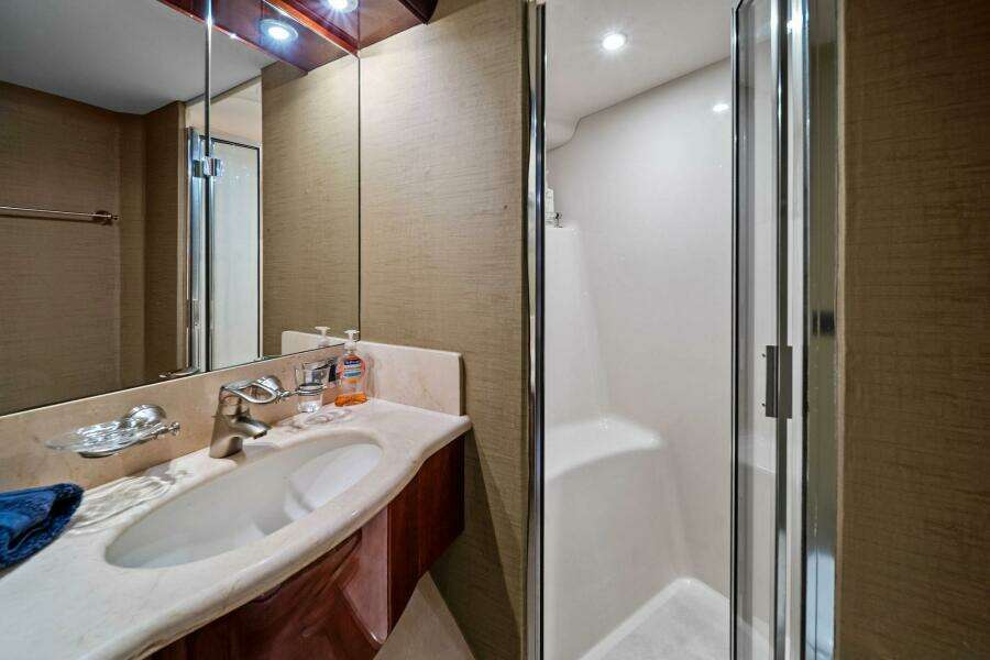 2005 Lazzara Yachts 80 'Summerwind' - Guest Head