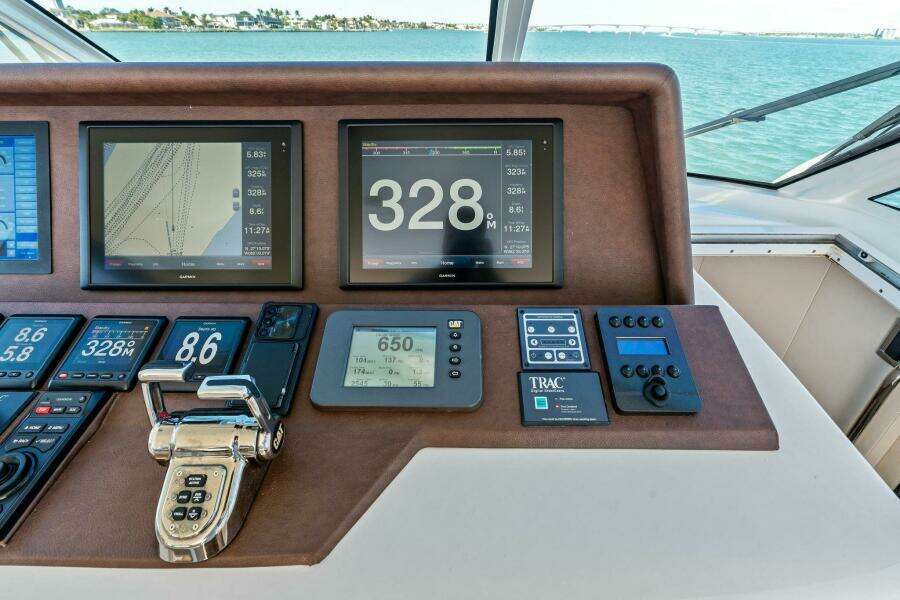 2005 Lazzara Yachts 80 'Summerwind' - Skybridge Helm Controls