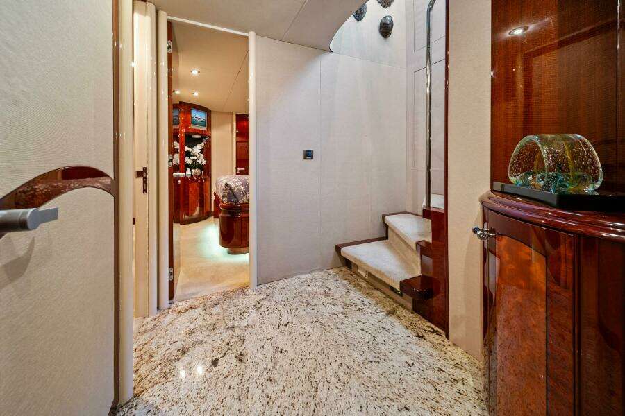 2005 Lazzara Yachts 80 'Summerwind' - Landing