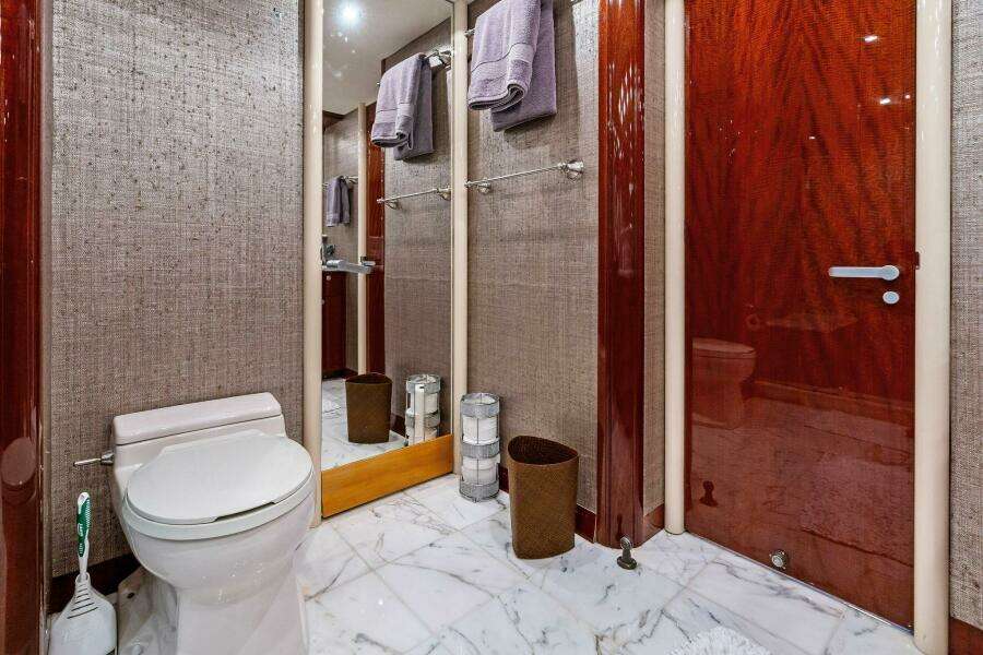 2005 Lazzara Yachts 80 'Summerwind' - Master Head