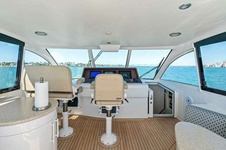 2005 Lazzara Yachts 80 'Summerwind' - Skybridge Helm
