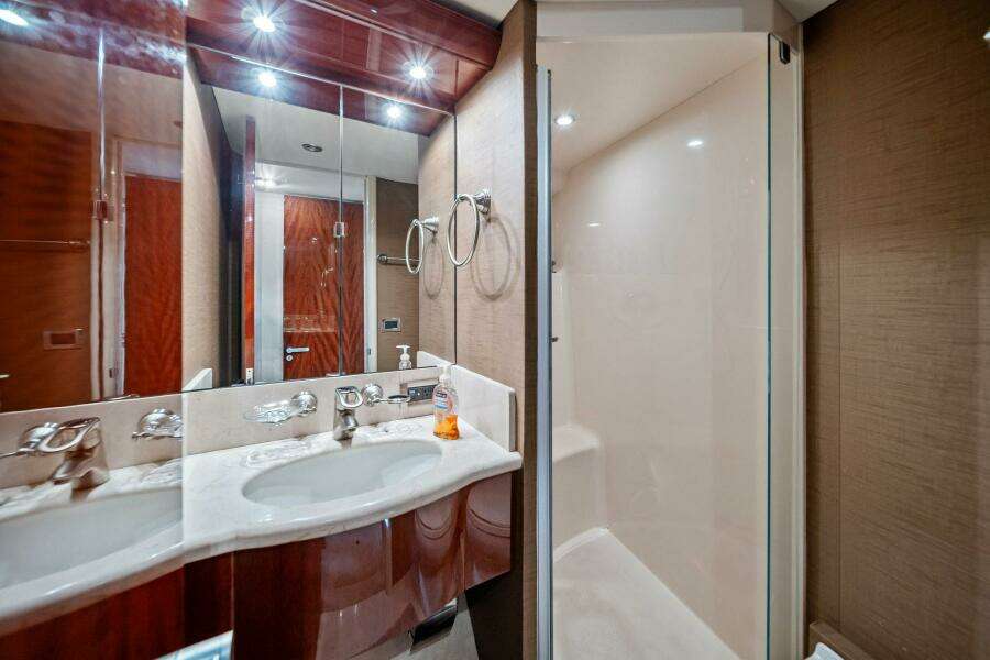 2005 Lazzara Yachts 80 'Summerwind' - Guest Head