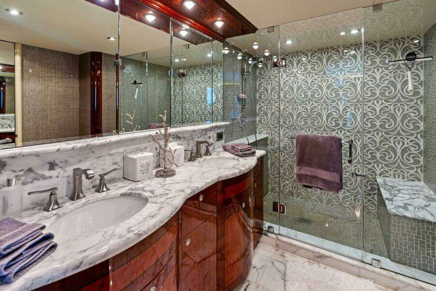 2005 Lazzara Yachts 80 'Summerwind' - Master Head