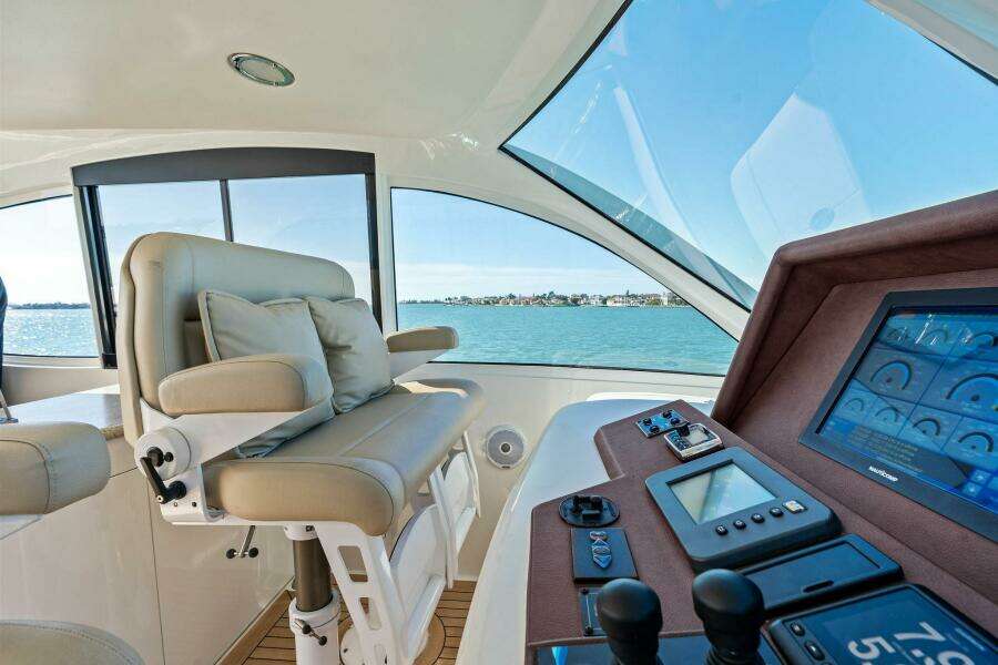 2005 Lazzara Yachts 80 'Summerwind' - Skybridge Helm