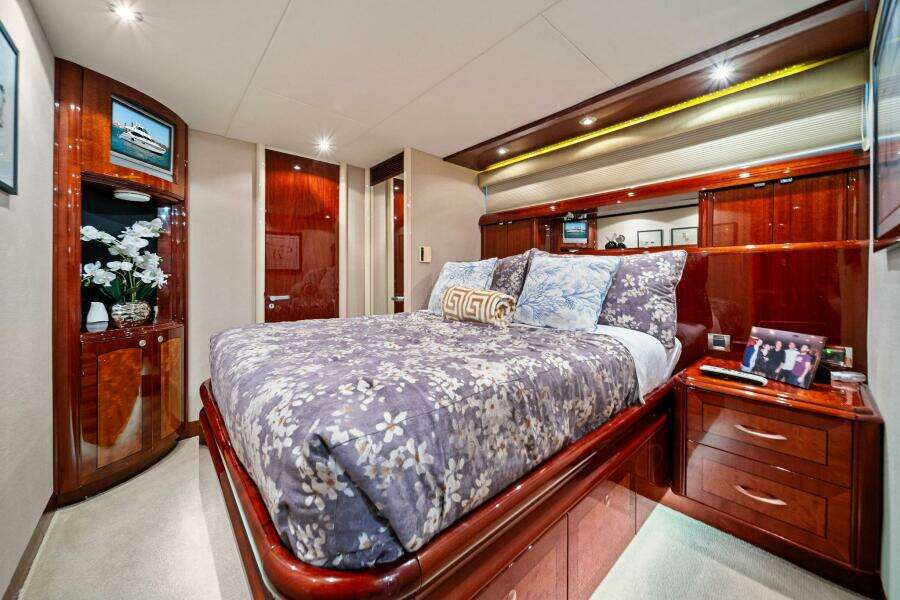 2005 Lazzara Yachts 80 'Summerwind' - VIP Stateroom