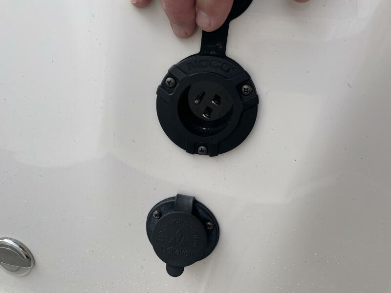 22' 2019 Sea Born FX22