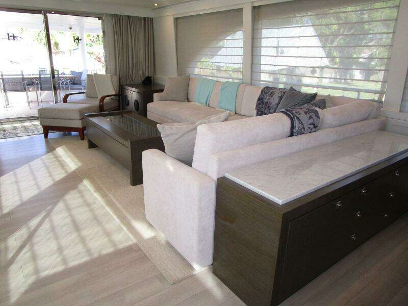 Salon Looking Aft To Port