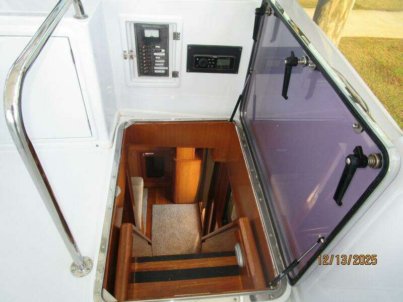 60' Jefferson flybridge-pilothouse stairs
