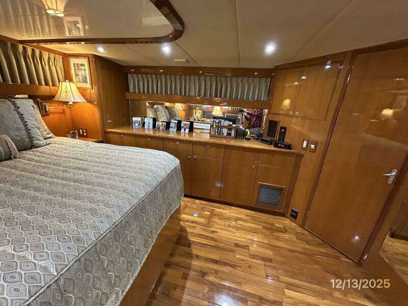 60' Jefferson master stateroom port