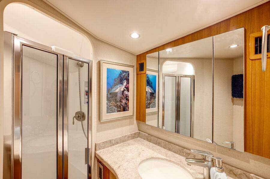 Viking 52 ONE MORE - Master Ensuite Head