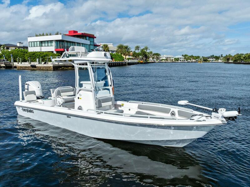 24' 2023 Everglades 243 Center Console