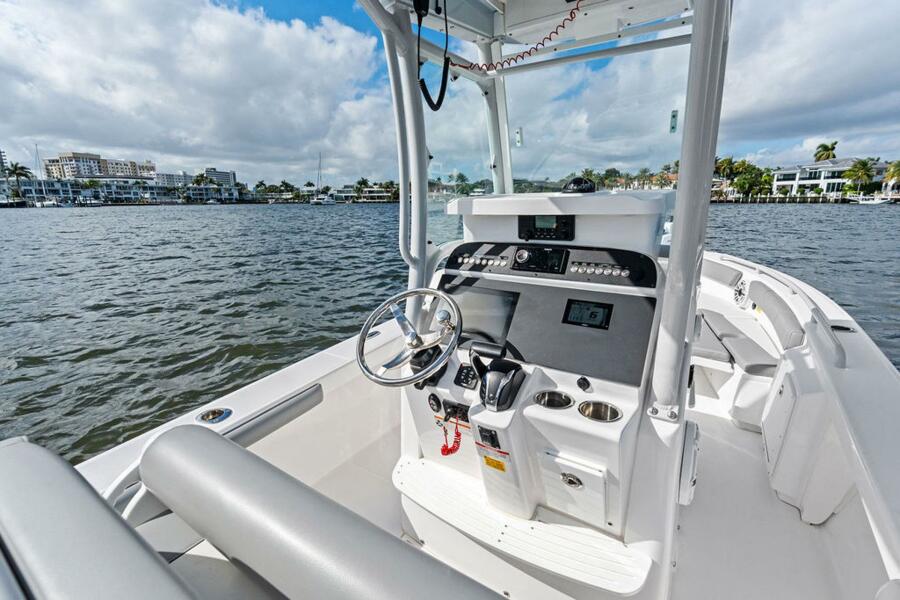 24' 2023 Everglades 243 Center Console