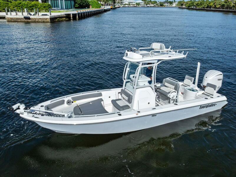 24' 2023 Everglades 243 Center Console