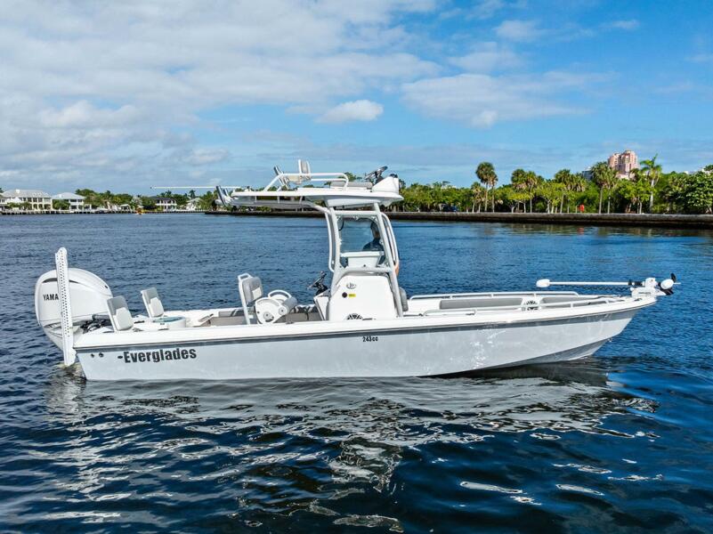 24' 2023 Everglades 243 Center Console
