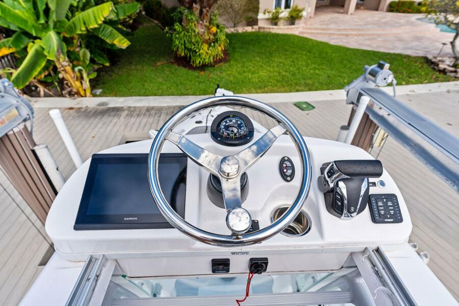 24' 2023 Everglades 243 Center Console