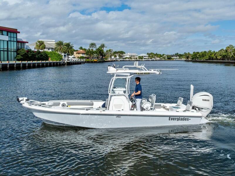 24' 2023 Everglades 243 Center Console