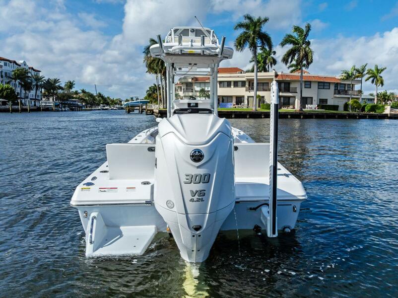 24' 2023 Everglades 243 Center Console