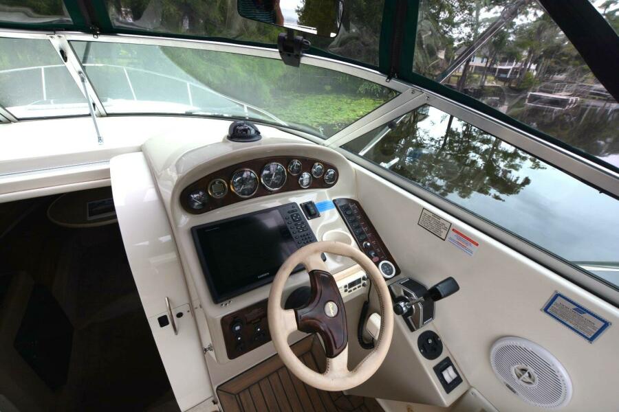 27' 1999 Rinker Fiesta Vee 270