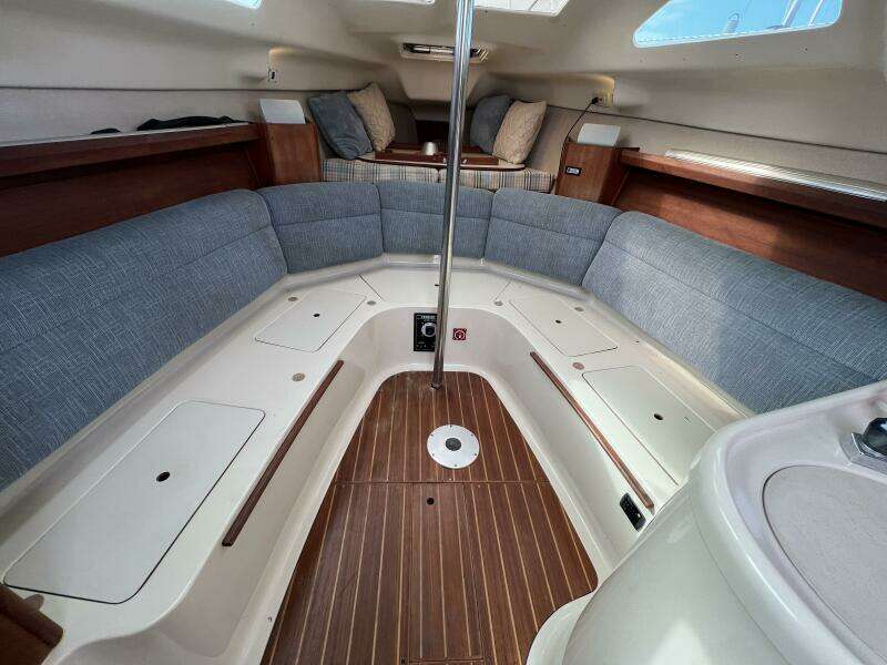 Hazyblur 28ft Hunter Yacht For Sale