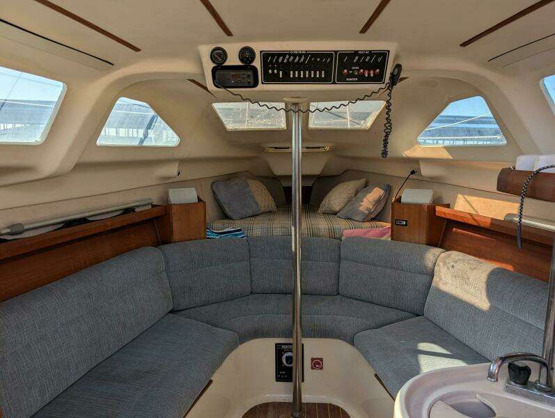 Hazyblur 28ft Hunter Yacht For Sale