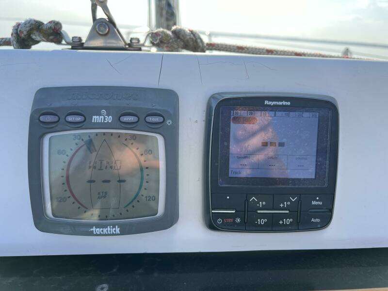 Hazyblur 28ft Hunter Yacht For Sale