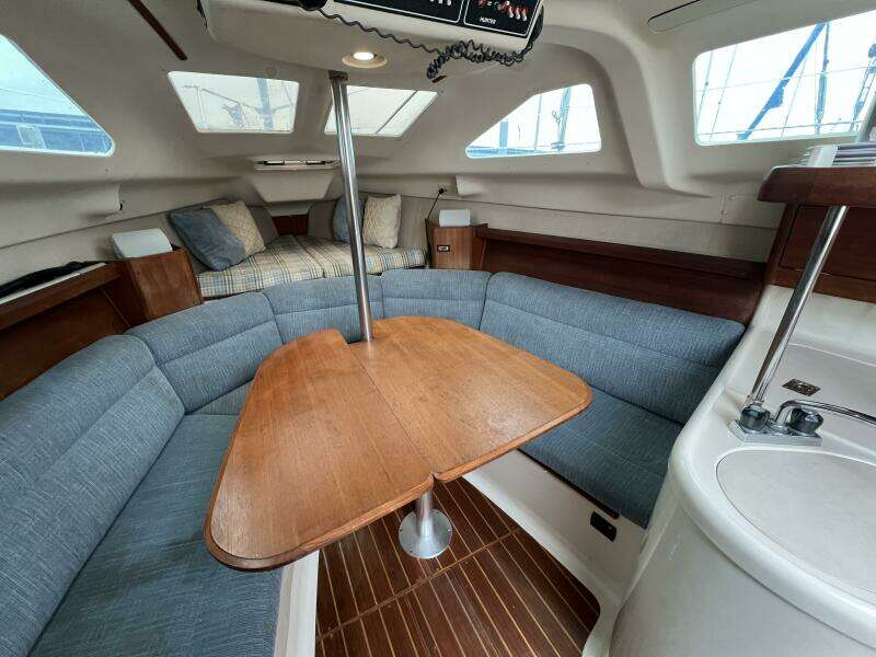 Hazyblur 28ft Hunter Yacht For Sale