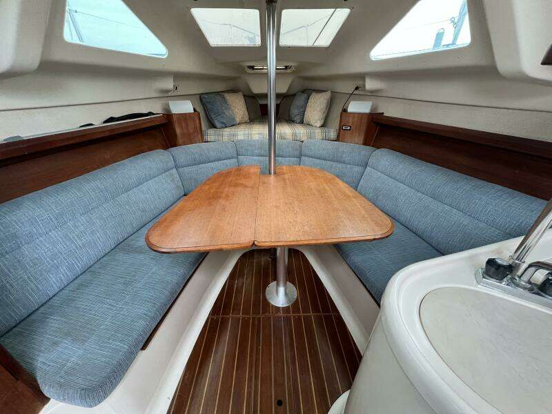 Hazyblur 28ft Hunter Yacht For Sale