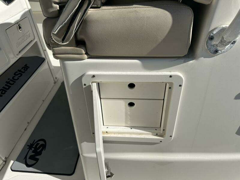 28ft NauticStar Yacht For Sale