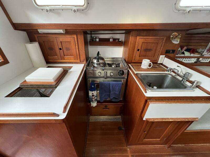 Starry Night 37ft Dickerson Yacht For Sale