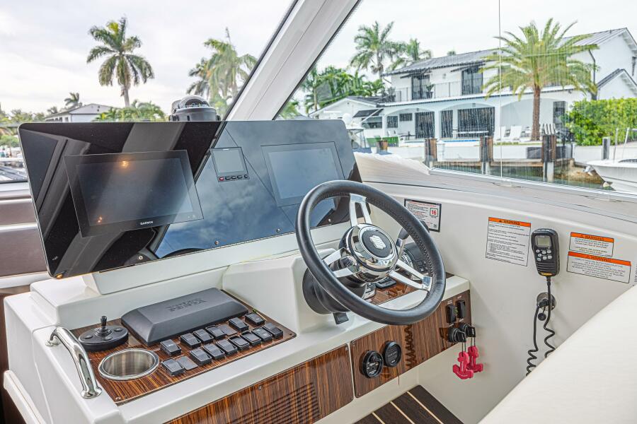 49' 2012 Cruisers Yachts 48 Cantius