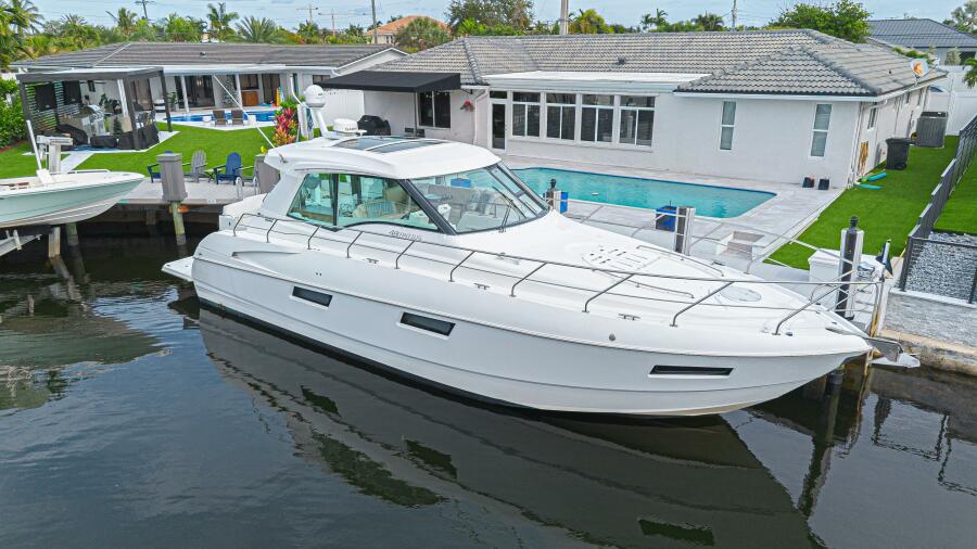 49' 2012 Cruisers Yachts 48 Cantius