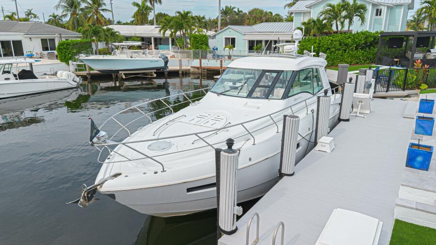 49' 2012 Cruisers Yachts 48 Cantius