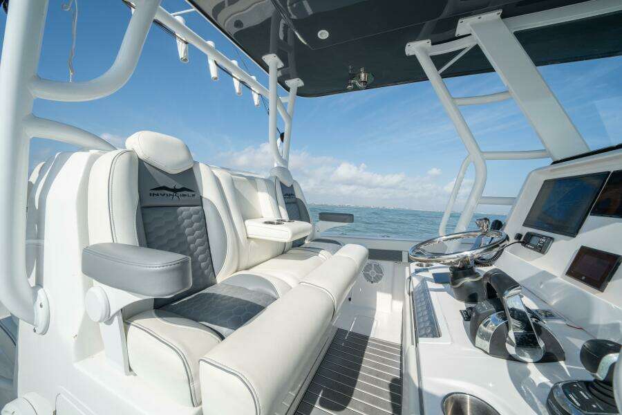2024 Invincible 33 Catamaran- KUHL BREEZE- Helm Seating