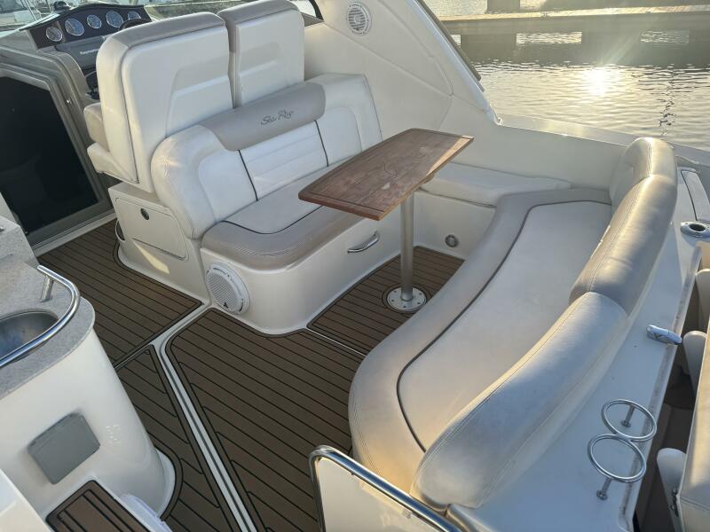 33' 2011 Sea Ray 330 Sundancer