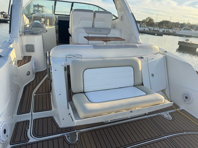 33' 2011 Sea Ray 330 Sundancer