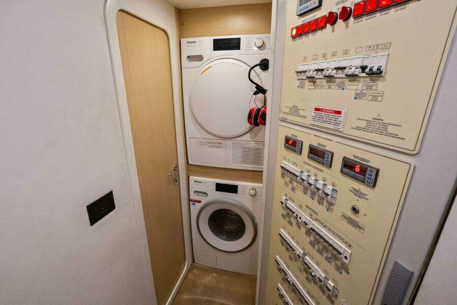 SUNSATION 78ft Ferretti Yachts Yacht For Sale