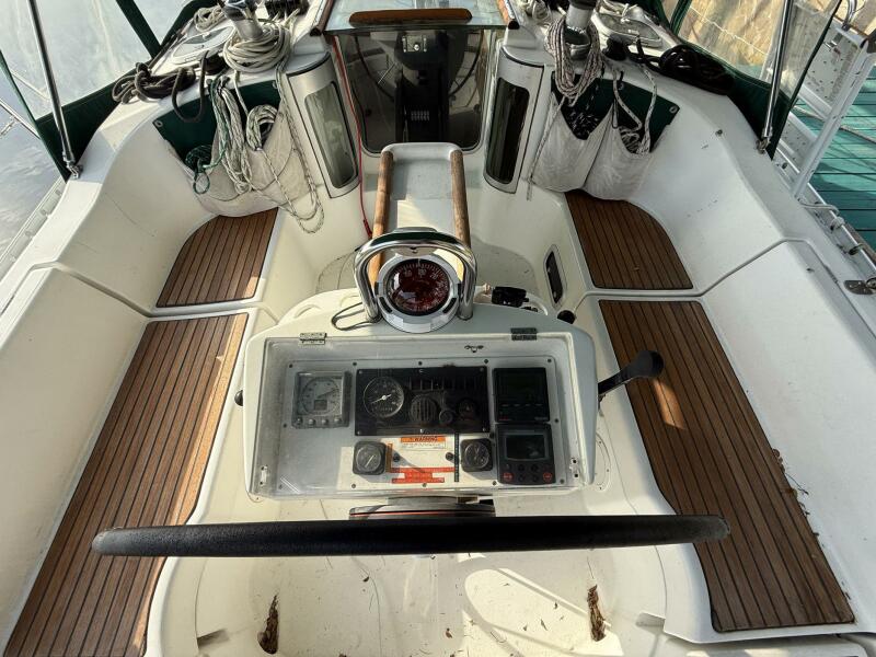 35' 1998 Beneteau OCEANIS 352
