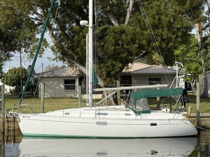 35' 1998 Beneteau OCEANIS 352