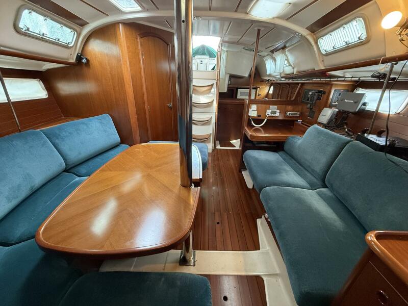 35' 1998 Beneteau OCEANIS 352