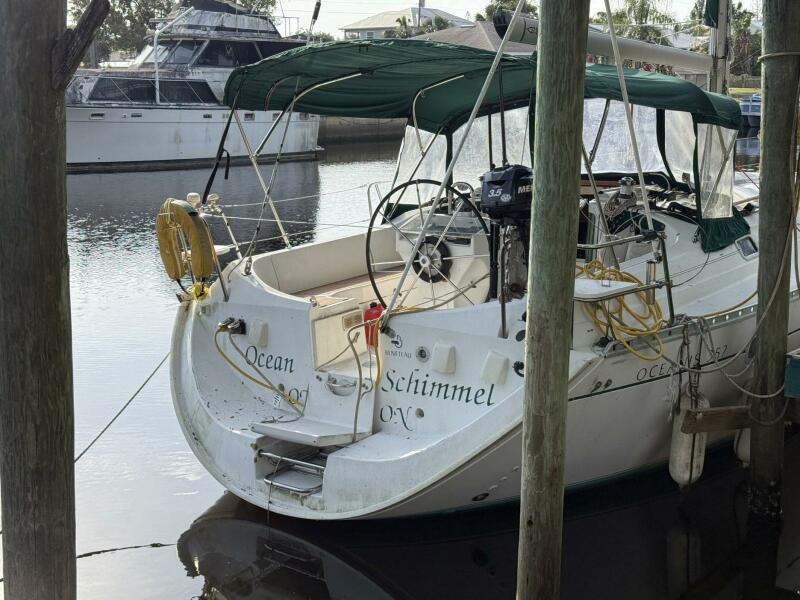 35' 1998 Beneteau OCEANIS 352
