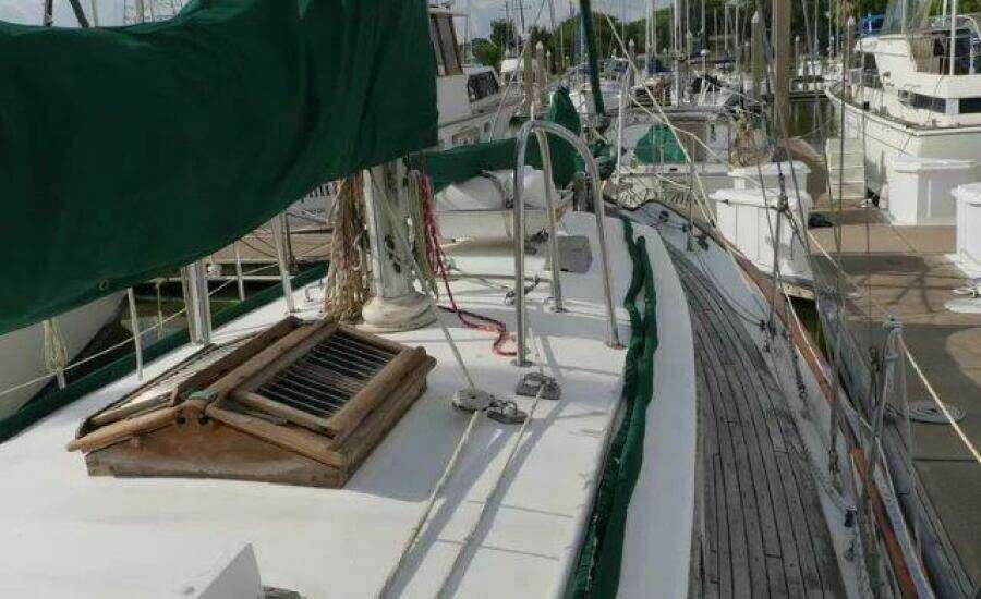 Flamboyant 37ft Tayana Yacht For Sale