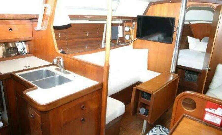 La Tarte 38ft Beneteau Yacht For Sale