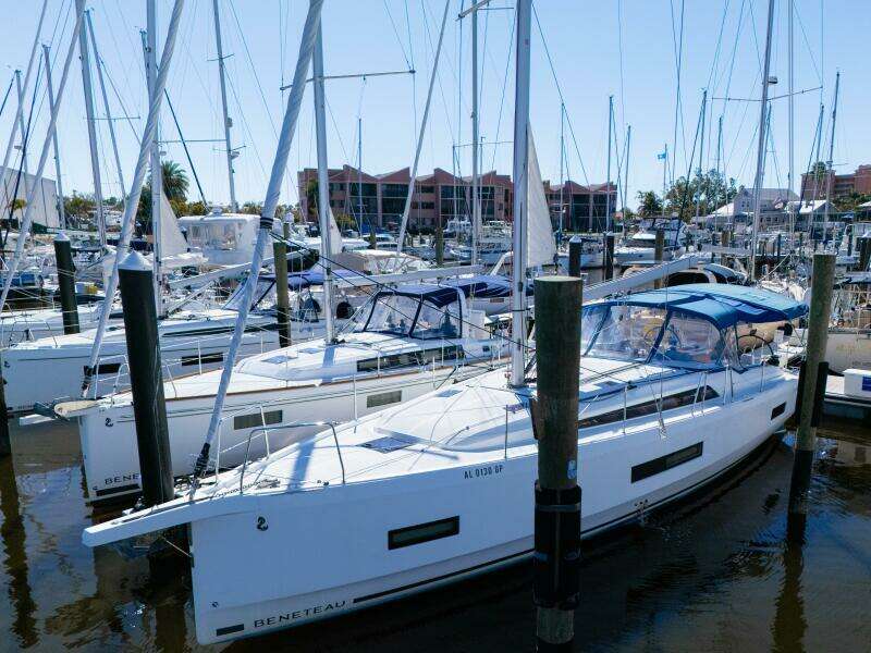 Happy Ours 42ft Beneteau Yacht For Sale