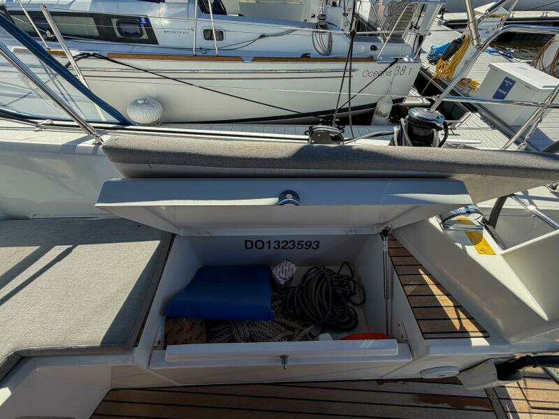 Happy Ours 42ft Beneteau Yacht For Sale
