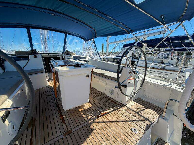 Happy Ours 42ft Beneteau Yacht For Sale