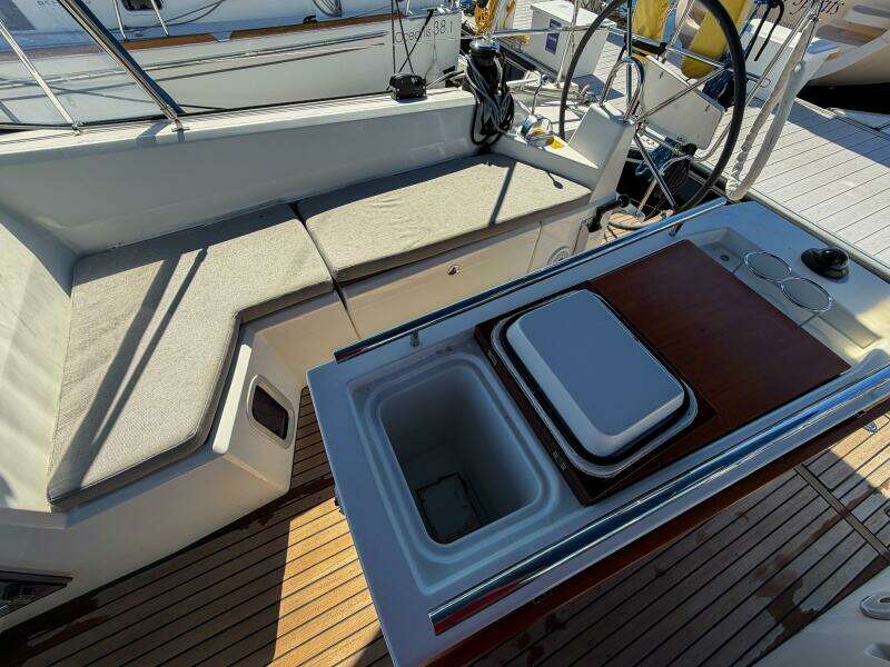 Happy Ours 42ft Beneteau Yacht For Sale