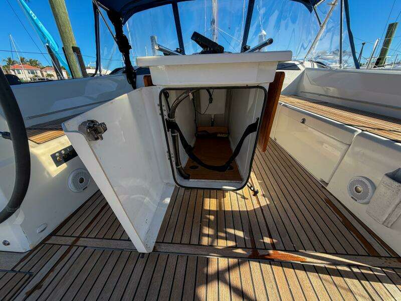 Happy Ours 42ft Beneteau Yacht For Sale