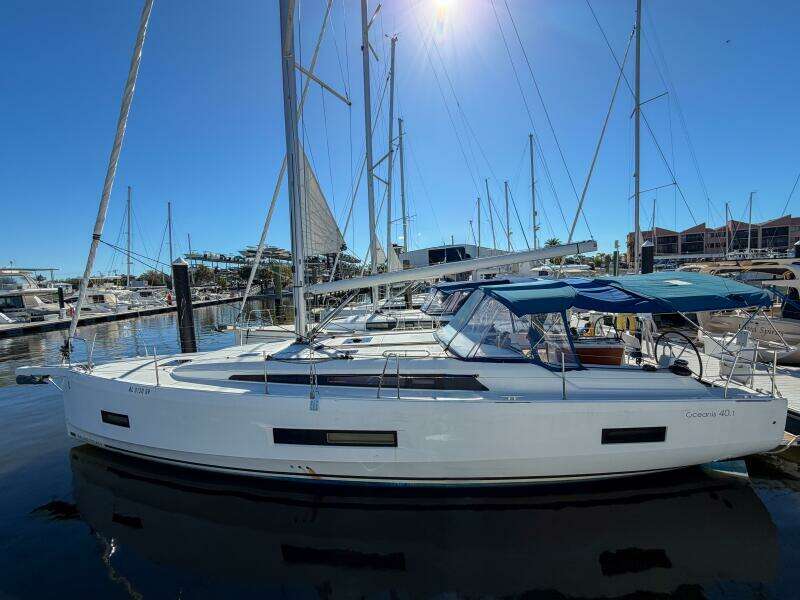 Happy Ours 42ft Beneteau Yacht For Sale