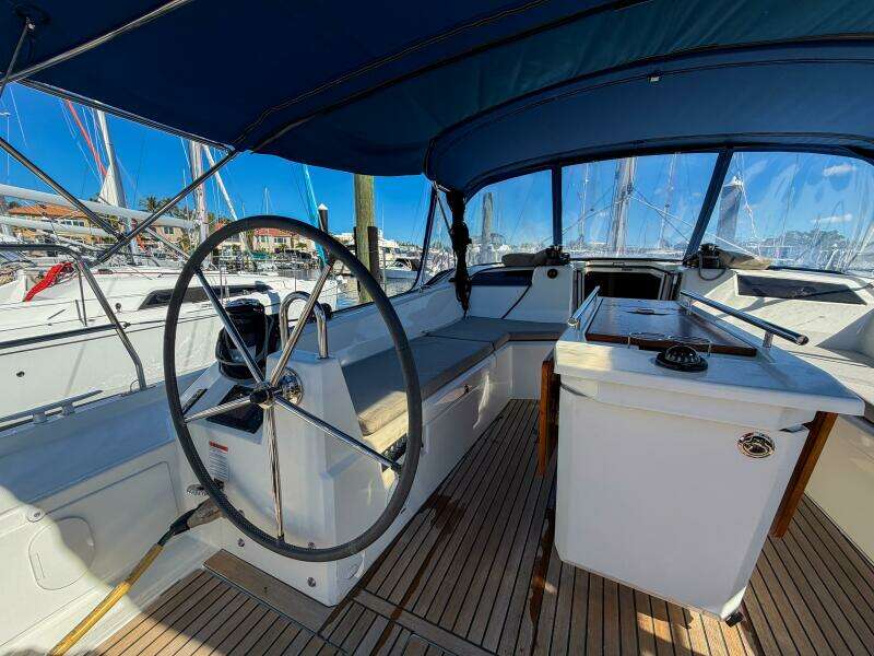 Happy Ours 42ft Beneteau Yacht For Sale
